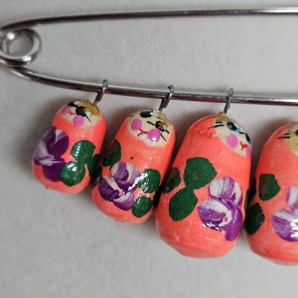 VINTAGE Matryoshka Russian Pink Nesting Dolls Hand Painted Brooch Pin - Picture 3 of 6